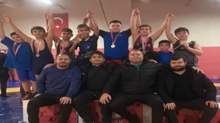 Yunusemrenin minik güreşçileri Uşakta 8 madalya kazandı