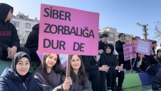 Yüzlerce öğrenci akran zorbalığıyla mücadele için yürüdü: Zorbalık, suskunlukla büyür