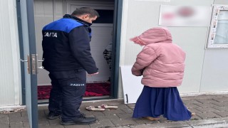 Zabıta ekipleri, dilendirilen çocukları ailelerine teslim etti