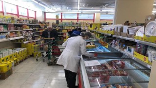 Zabıta ekipleri marketlerde ürün denetledi