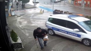 Zabıtayı görünce maraton koşucusuna dönüşen dilencinin üzerinden bakın kaç para çıkmış
