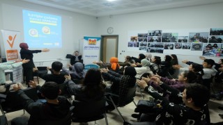 Zeytinburnunda gençlere artı 1 yazan seminer: ‘İletişim Çağında Hayat Dersleri