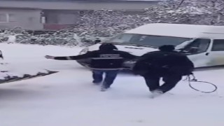 Zonguldakta iş makinesinin çarptığı öğrenci servisi metrelerce kayıp duvara çarptı