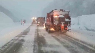 Zonguldakta kar yağışı etkisini sürdürüyor, 200 köy yoluna ulaşım sağlanamıyor