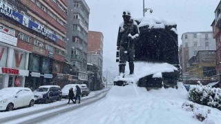 Zonguldakta kar yağışı hayatı olumsuz etkiledi, sürücüler zor anlar yaşadı