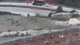 1 kişinin öldüğü kazada, otomobil hafriyat kamyonuna ok gibi saplandı
