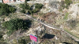 107 basamaklı merdivenden dinlene dinlene evlerine ulaşıyorlar