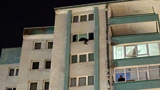 14. katın penceresine çıkan şahıs ikna sonucu indirildi