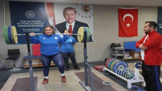 15 yaşındaki Sudenaz ve Neriman, halterde milli sporcu olmayı hedefliyor
