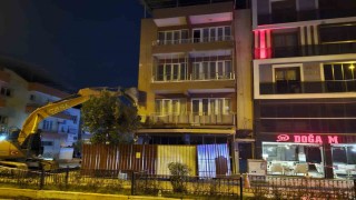 3 katlı bina yıkılmasın diye kepçeyle desteklendi