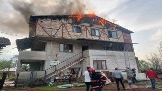 3 katlı evin son katı alev alev yandı