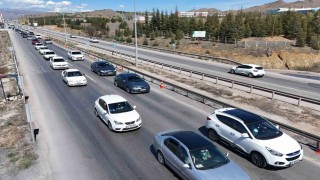 43 ilin geçiş güzergahında bayram günü yoğun trafik: Denetimler havadan ve karadan sürüyor