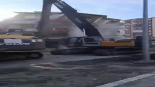 5 katlı bina tek dokunuşla yıkıldı, operatör kepçeden atlayarak kurtuldu