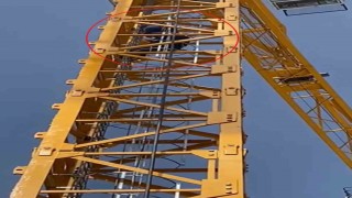 50 metrelik kule vinçte hayat kurtaran operasyon kamerada