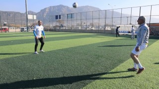 50lik delikanlılar meşin yuvarlak peşinde yeşil sahada ter döküyor