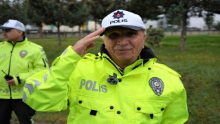 68 yaşındaki huzurevi sakininin polislik hayali gerçek oldu: Anons yaptı, sürücü denetledi
