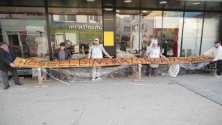 7 metrelik pide görenleri hayrete düşürdü