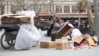 70 yaşındaki kadın sokak sokak gezerek karton topluyor