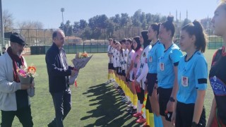 8 Martta kadın hakem ve futbolculara çiçek verildi