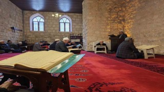 9 asırlık camide mukabele geleneği devam ediyor