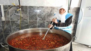 90 yaşındaki yaşlı kadın aşevinde gönüllü çalışıyor