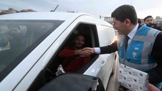 Adalet Bakanı Tunç, iftara yetişemeyen vatandaşlara ikramda bulundu