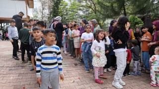 Adana’da 20 Yıllık Bayram Geleneği: Yaşlı Çiftten Mahalle Çocuklarına Harçlık