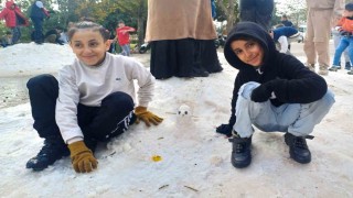Adanada çocukların kar sevinci: İlk defa kar gördük