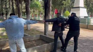 Adanada mezarlıklar ve parklarda uyuşturucu içen 59 şüpheli yakalandı