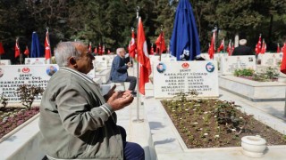 Adanada şehit aileleri evlatlarının kabirleri başında dua ederek karanfil bıraktı
