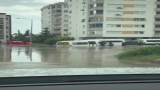 Adanayı sağanak vurdu, öğrenci servisi su birikintisinde mahsur kaldı