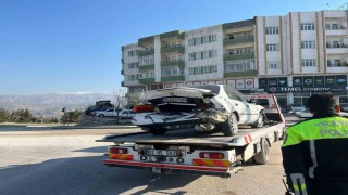 Adıyamanda 2 otomobil çarpıştı: 2 yaralı