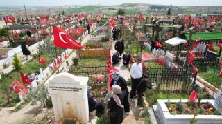 Adıyamanda deprem şehitliğine bayram ziyareti