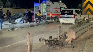 Adıyamanda otomobil bariyerlere çarptı: 2 yaralı
