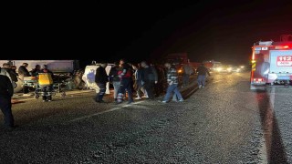 Adıyamanda otomobil U dönüşü yapan tıra çarptı: 1 ölü, 1 yaralı
