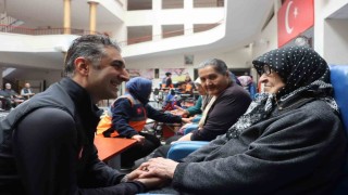 AFAD ekipleri yaşlıların yüzünü güldürdü