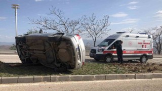 Ağacın sayesinde takla atmaktan kurtulan otomobil yan yattı: 1 yaralı
