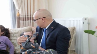 Ağrı Valisi Koç, epilepsi hastası Selçuk Eymeni evinde ziyaret etti