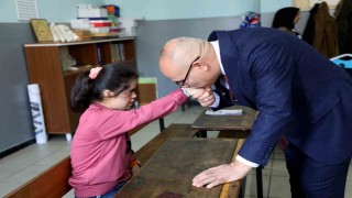Ağrı Valisi Koç, öğrenci daveti üzerine İMKB Gazi Ortaokulunu ziyaret etti