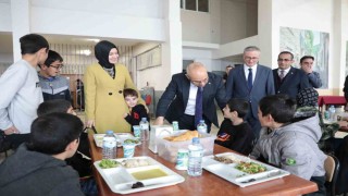 Ağrı Valisi Koç, Ozanlar YBO pansiyonundaki öğrencilerle iftarda bir araya geldi