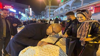 Ağrı Valisi Koçtan Cumhuriyet Caddesinde bayram ziyareti