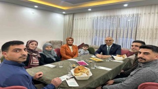 Ağrı Valisi Mustafa Koç, şehit annesi Makbule Doğanın iftar sofrasına konuk oldu