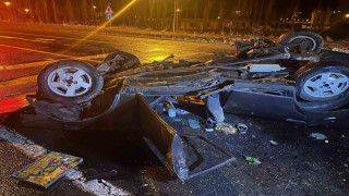 Ağrıda otomobil hurdaya döndü: 2si ağır 4 yaralı