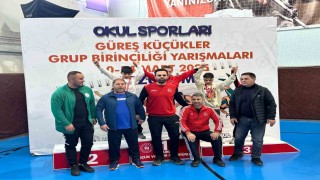 Ağrının genç güreşçileri madalyalarla döndü