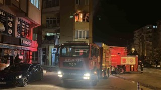 Ağzındaki sigarayla uyuyakalınca evi alev aldı, komşuları yangını üst kattan izledi