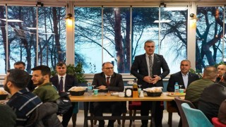 Ahlatta öğretmenler iftarda bir araya geldi