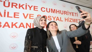 Aile ve Sosyal Hizmetler Bakanı Göktaş, bakanlık personeli ile bayramlaştı