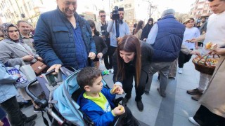 AK Parti İstanbul Milletvekili Derya Ayaydın bayram öncesi vatandaşlarla bir araya geldi