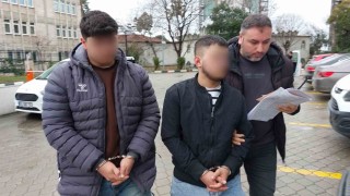 Akaryakıt istasyonunda motosikletteki genci bıçaklayan 2 kişi yakalandı