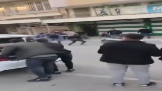 Akçakalede yol ortasındaki taşlı sopalı kavga kameraya yansıdı